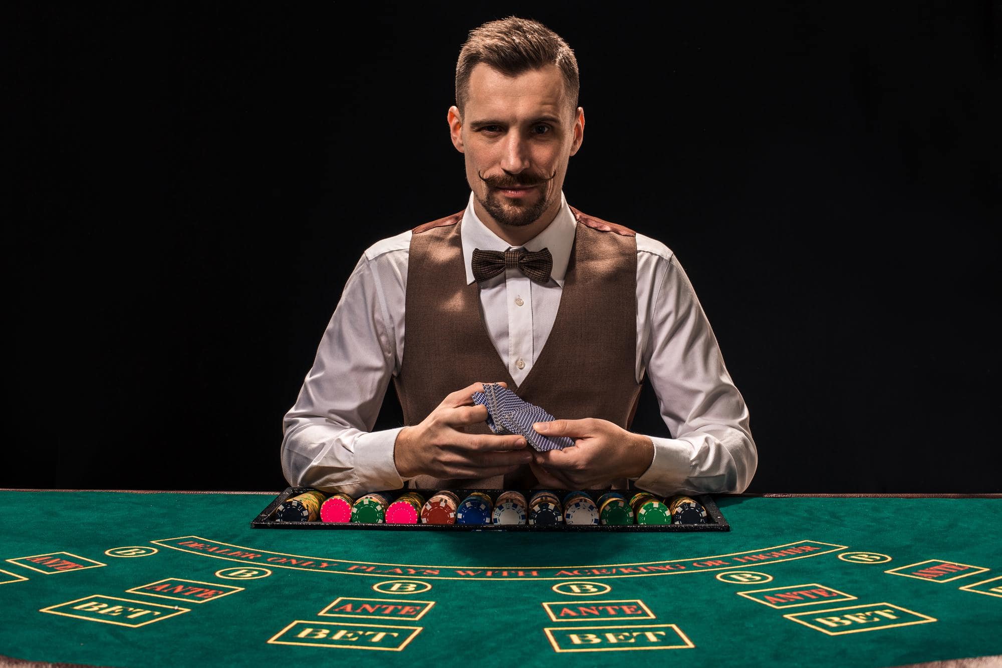 Hou jij van het casinoleven en gezelligheid? Misschien is freelance croupier aan huis wel jouw roeping: dit is hoe je jezelf op de markt zet!